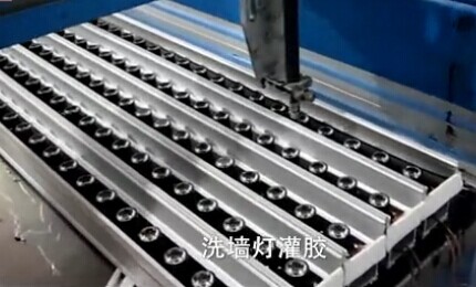 洗墻燈點(diǎn)膠.jpg 洗墻燈點(diǎn)膠.jpg